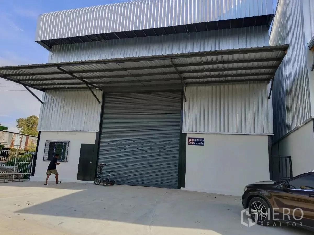 货栈 出租在Khlong Toei, Bangkok - 正立面外观，大卷闸门与可停靠卡车的车道。