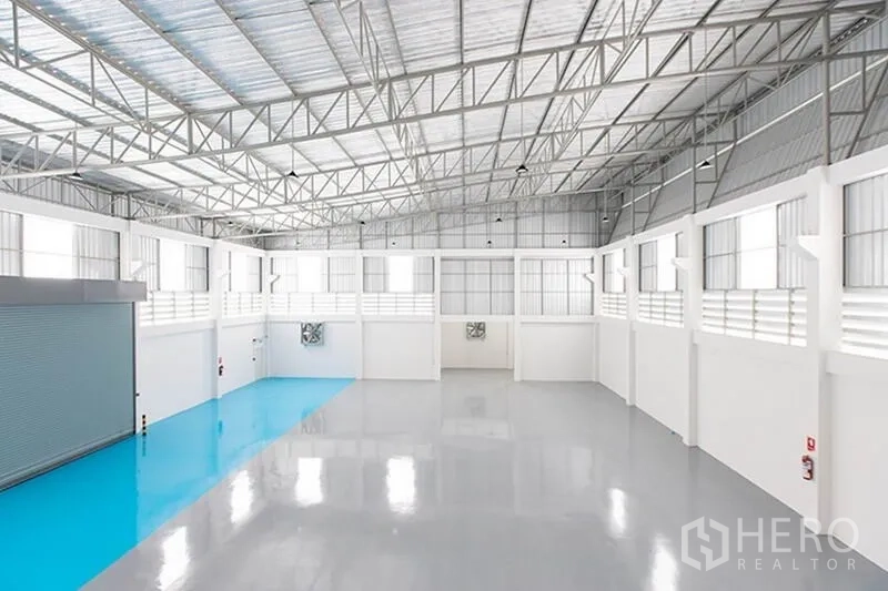 โรงงาน ให้เช่าในBang Phli, Samut Prakan - ภายในโกดังแบบเพดานสูง มีสกายไลต์ พัดลมระบายอากาศ และพื้นที่โล่งไร้เสากลาง