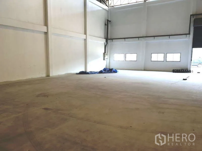 Factory for rent in Bang Bo, Samut Prakan - Large open floor near the loading bay with natural light from side windows.