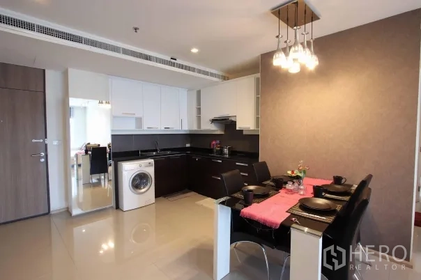 公寓 出租在Khlong Toei, Bangkok - 现代厨房，黑白橱柜、内置电器、洗衣机及四人餐桌与吊灯