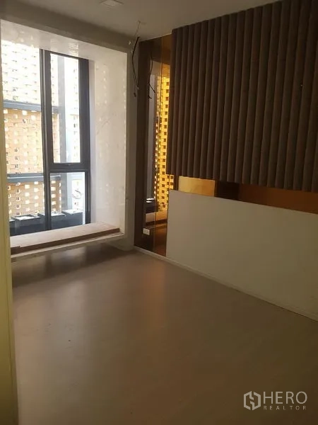 零售空间 出租在Khlong Toei, Bangkok - 室内小型空间，落地窗、窗边坐榻与吸音墙面。