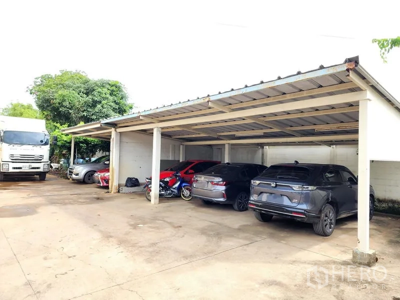 Warehouse for rent in Bang Kruai, Nonthaburi - Covered car park with several cars and motorcycles.