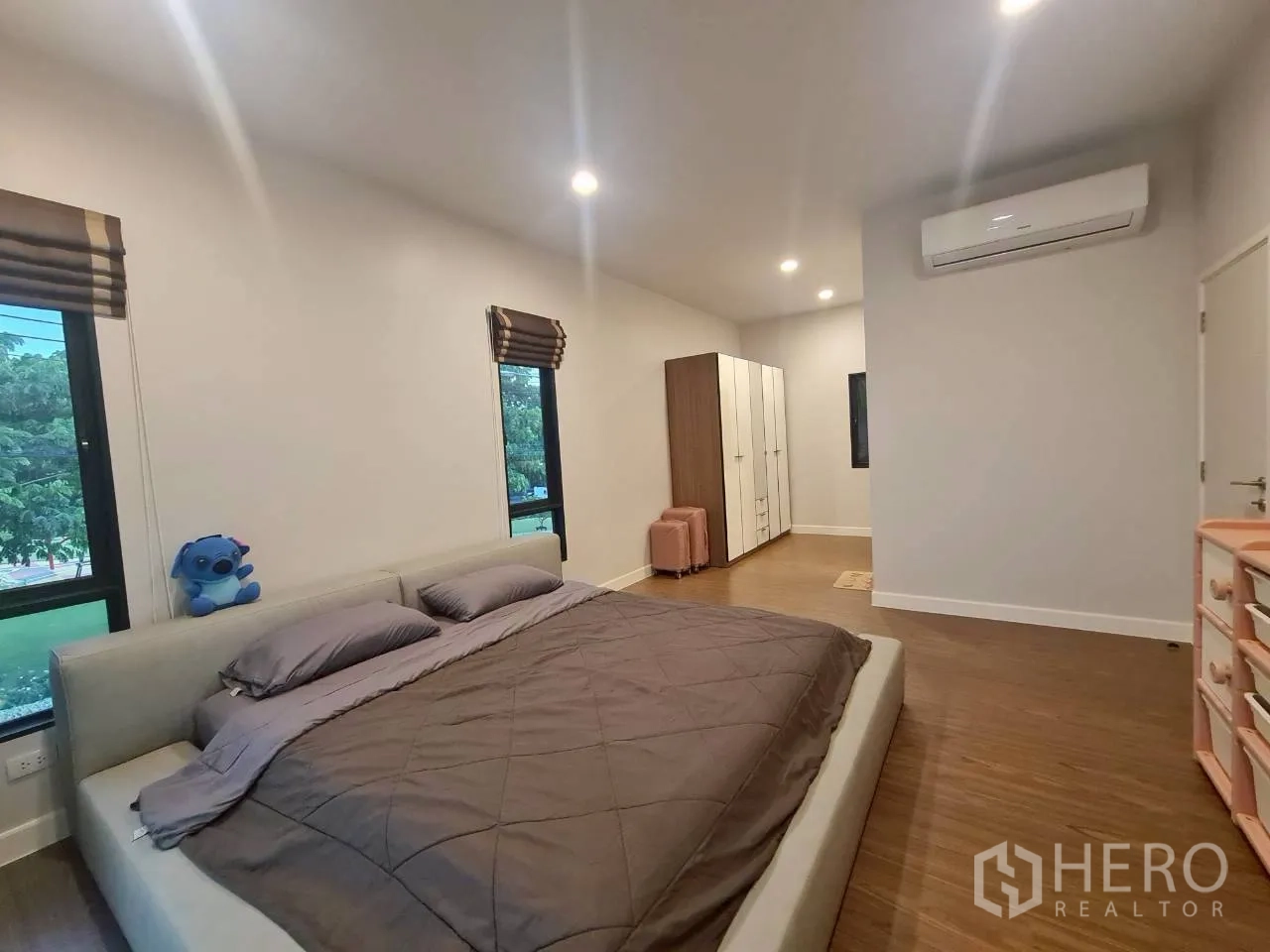 บ้าน ให้เช่าหรือขายในLam Luk Ka, Pathum Thani - มุมมองไปยังตู้เสื้อผ้าและแอร์แบบแยกส่วนในห้องนอนใหญ่