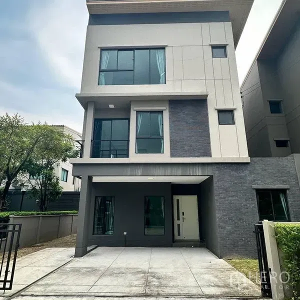 独立式住宅 出租在Khan Na Yao, Bangkok - 现代三层独栋住宅正立面，带遮棚停车位。