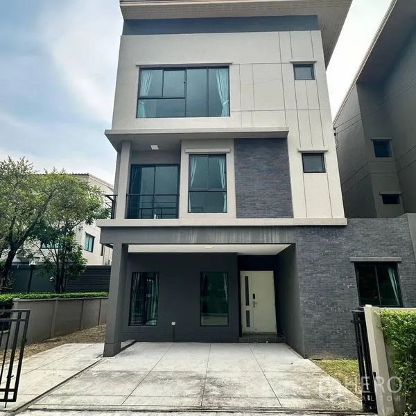 独立式住宅 出租在Khan Na Yao, Bangkok - 现代三层独栋住宅正立面，带遮棚停车位。