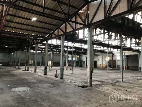 Land for rent in Phra Pradaeng, Samut Prakan - Warehouse bay with multiple concrete pillars and a high roof structure across the site.
