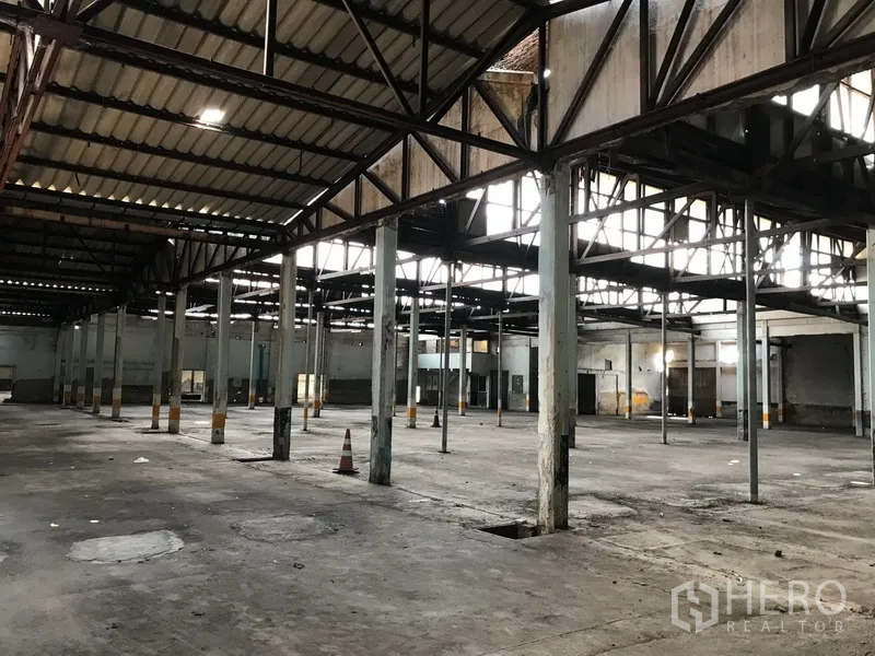 Land for rent in Phra Pradaeng, Samut Prakan - Warehouse bay with multiple concrete pillars and a high roof structure across the site.