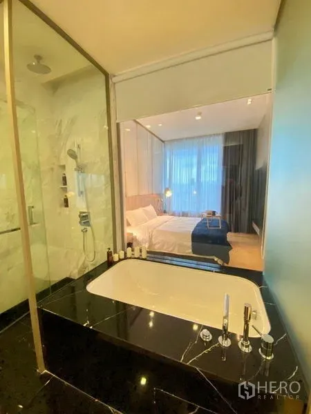 公寓 出租或出售在Bang Rak, Bangkok - 玻璃隔断浴室，带浴缸与顶喷淋浴，与卧室相连