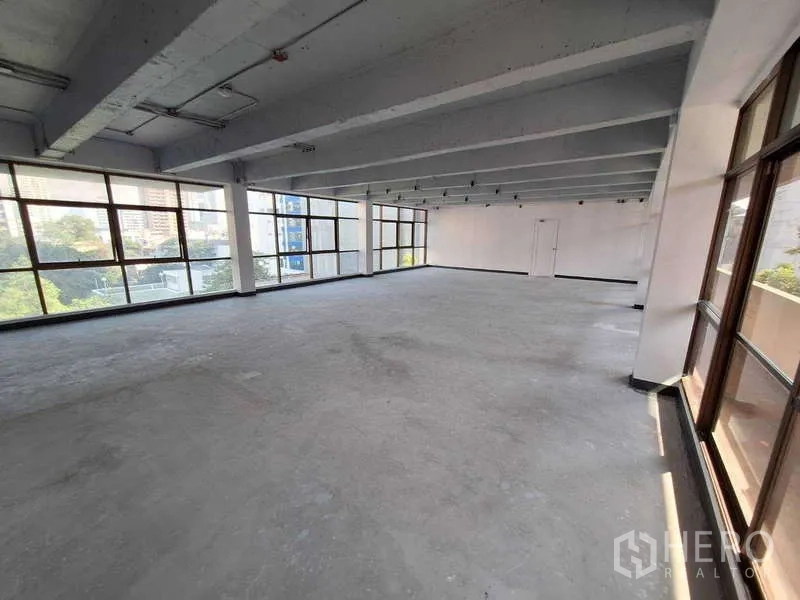 สำนักงาน ให้เช่า - ออฟฟิศมุมอาคาร กระจกเต็มความสูงสองด้าน พื้นพร้อมปรับปรุงตามแบบผู้เช่า