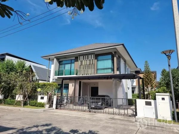 Detached House for sale in Bang Khun Thian, Bangkok - Modern two-storey detached house with gated carport on a quiet residential street.