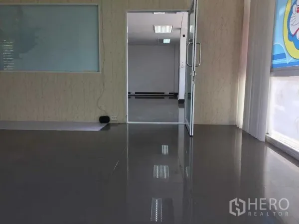 独立商业地产 出租或出售在Bang Khun Thian, Bangkok - 明亮办公室，亮面地砖，玻璃门通往相邻工作区。