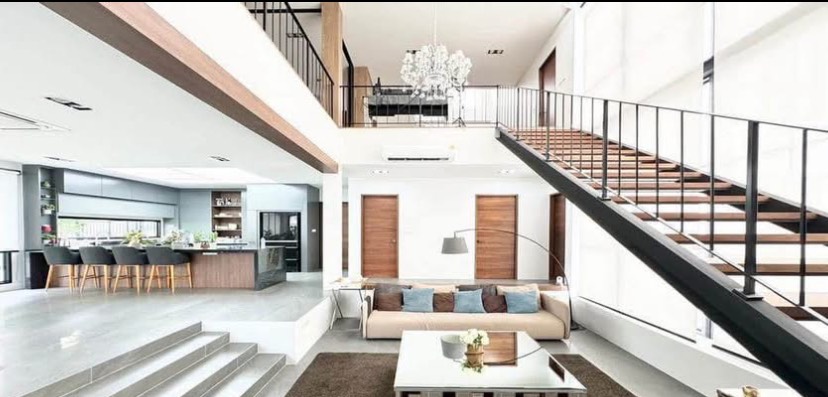 บ้าน ขายในKhlong San, Bangkok - พื้นที่นั่งเล่นแบบดับเบิลวอลุ่ม พร้อมชั้นลอย โคมระย้า และบันไดลอยติดกับส่วนทานอาหาร