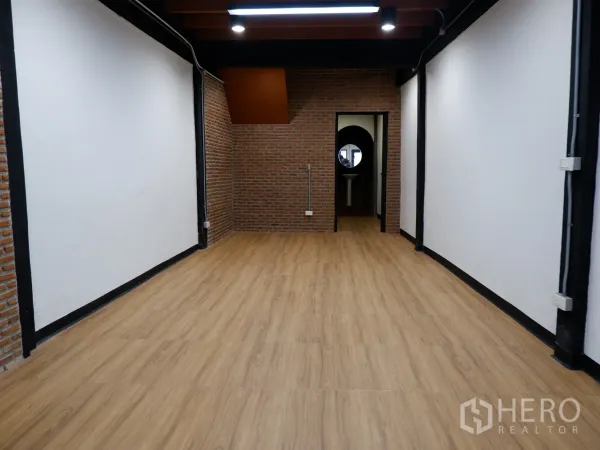 สำนักงานที่บ้าน ขายในBang Rak, Bangkok - ชั้นทำงานแบบเปิด พื้นลายไม้ ผนังอิฐโชว์แนว คานเหล็ก และไฟดาวน์ไลท์