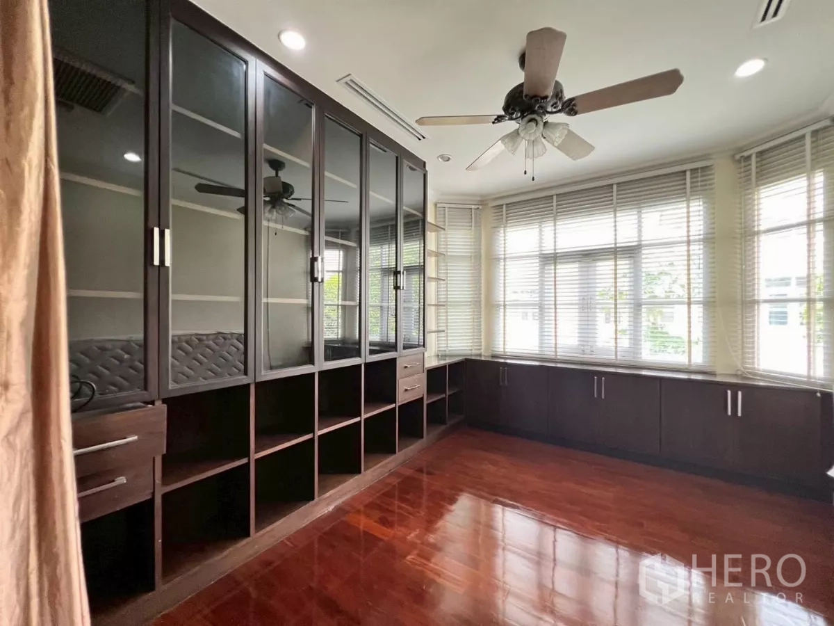 Detached House for rent in Prawet, Bangkok - Large dressing room with floor-to-ceiling glass cabinets and corner windows.