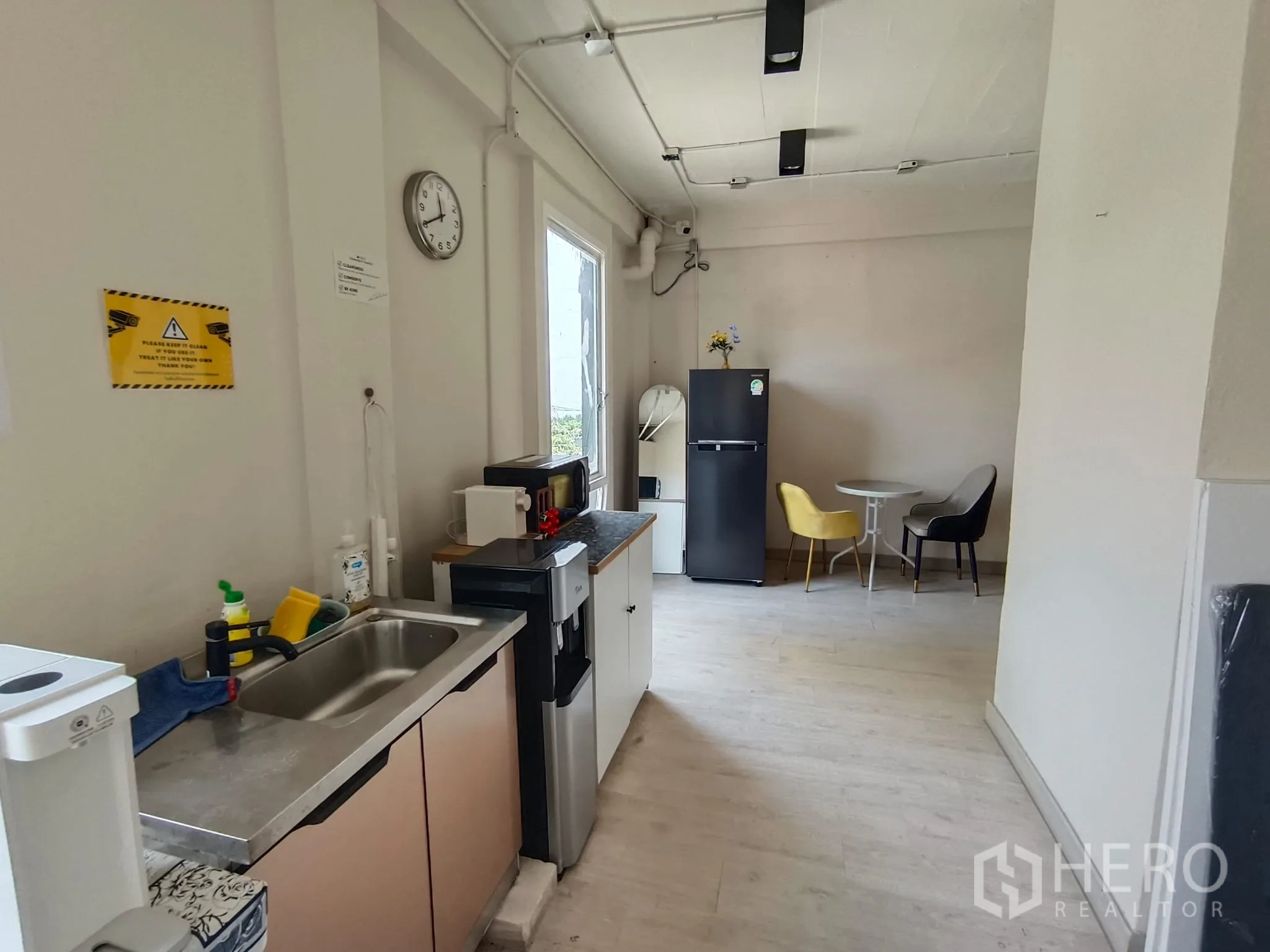 ตึกแถว for rent in Watthana, Bangkok - แพนทรีพร้อมอ่างล้างจาน ตู้เย็น ไมโครเวฟ และชุดโต๊ะเล็ก.