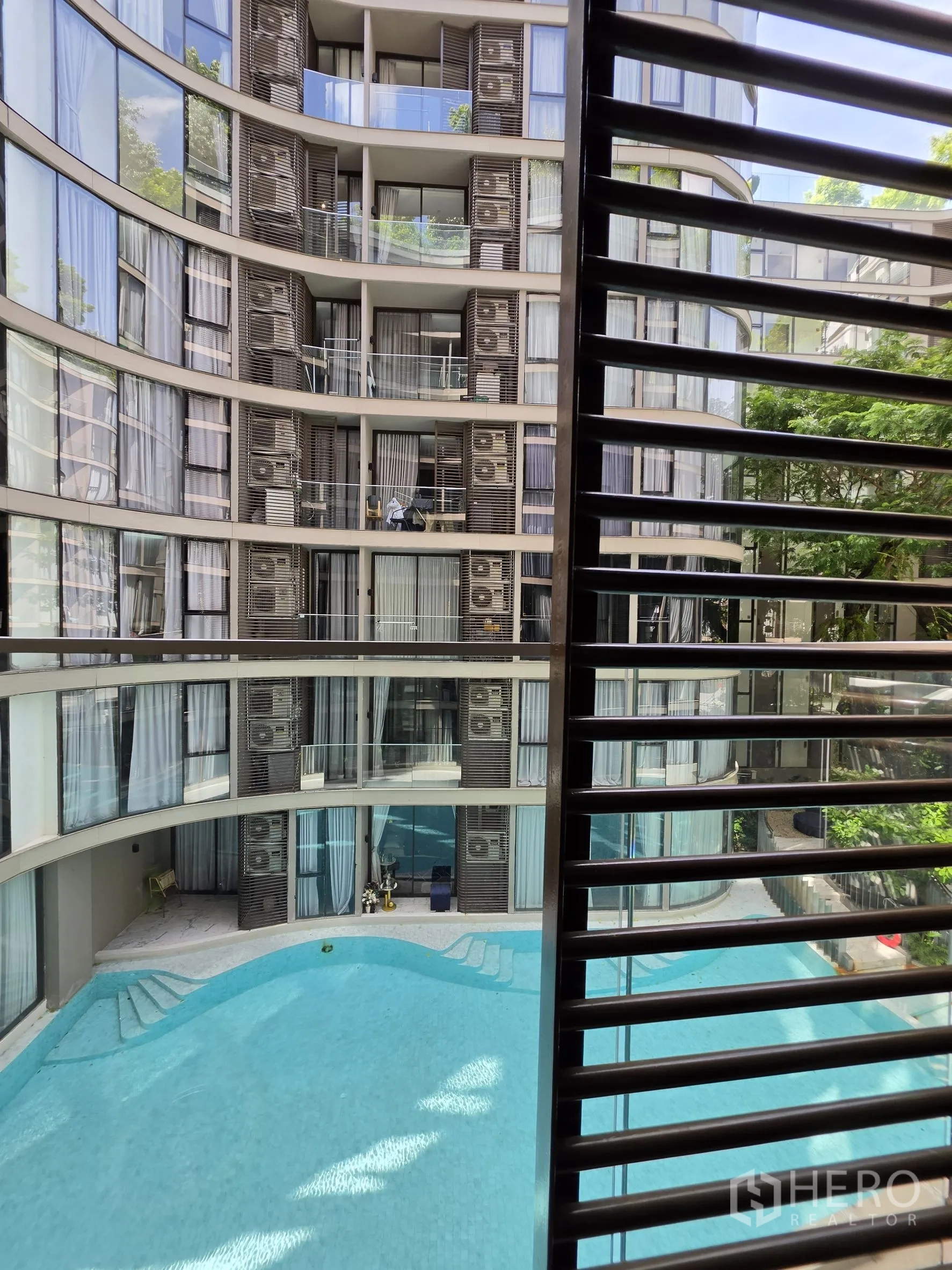 คอนโด for rent in Khlong Toei, Bangkok - วิวจากระเบียงผ่านระแนง เห็นสระว่ายน้ำด้านล่าง