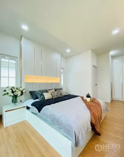 บ้าน ให้เช่าในPrawet, Bangkok - มุมห้องนอนกว้างเห็นตู้เสื้อผ้าบิวท์อิน พื้นไม้ และผนังโทนขาวสะอาดตา.