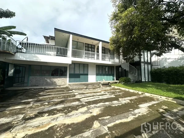 Home Office for rent or sale in Phra Khanong, Bangkok - Wide driveway parking and renovated facade shaded by mature tree