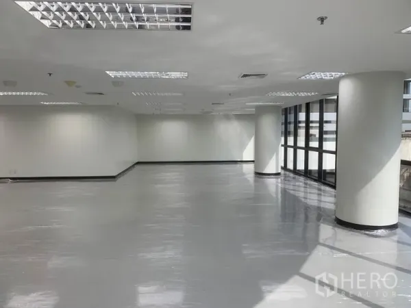 办公空间 出租在Bang Rak, Bangkok - 开放办公区，圆形立柱与通高玻璃引入充足自然光。