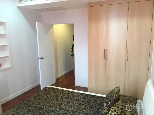 คอนโด ให้เช่าในKhlong Toei, Bangkok - ห้องนอนรองพร้อมตู้เสื้อผ้าบิลต์อิน ชั้นวางผนัง และพื้นไม้