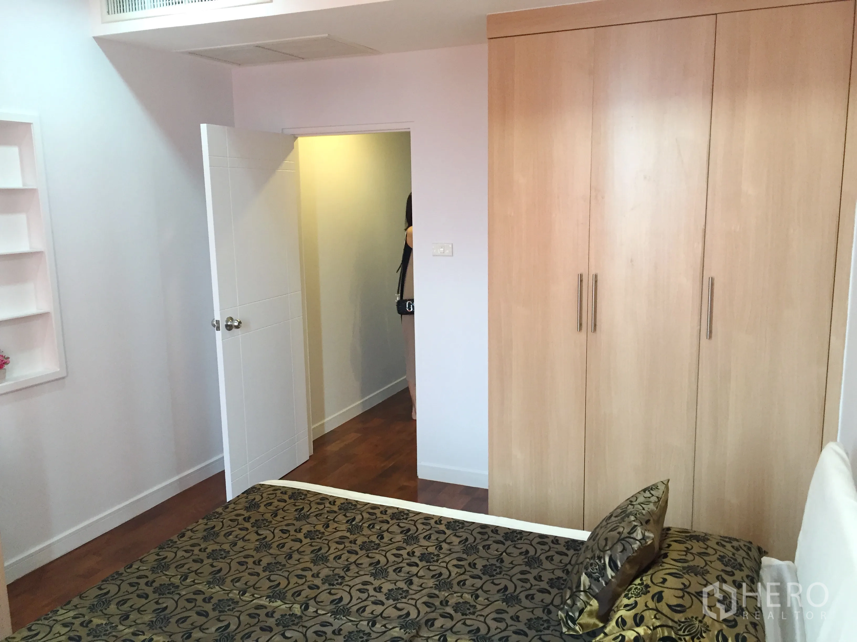 คอนโด ให้เช่าในKhlong Toei, Bangkok - ห้องนอนรองพร้อมตู้เสื้อผ้าบิลต์อิน ชั้นวางผนัง และพื้นไม้