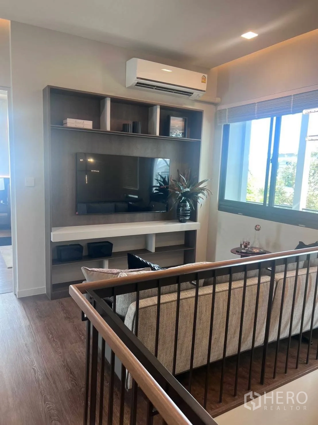 บ้านเดี่ยว for rent or sale in Bang Phli, Samut Prakan - มุมมองเลาจน์ชั้นบนอีกด้านพร้อมชั้นทีวีและหน้าต่าง.