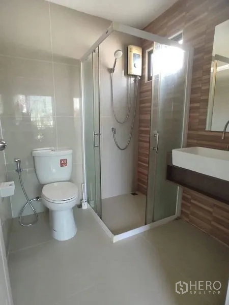 ทาวน์เฮาส์ ให้เช่า - ห้องน้ำสมัยใหม่ พร้อมตู้ชาวเวอร์กระจก เครื่องทำน้ำอุ่น อ่างล้างหน้า และโถสุขภัณฑ์