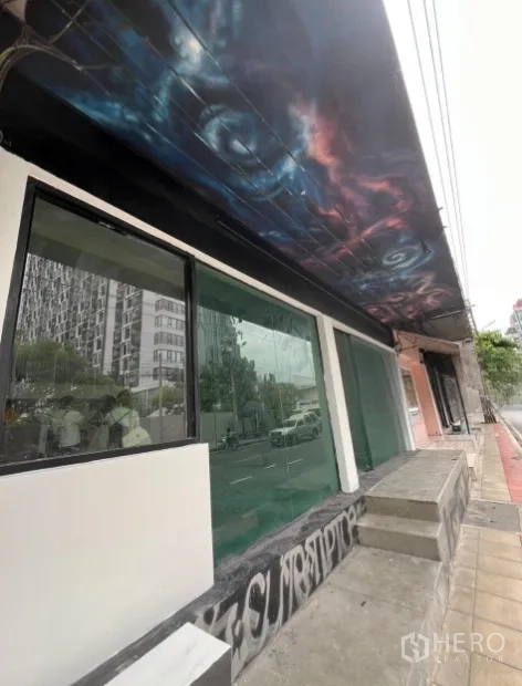 อาคารพาณิชย์ ให้เช่าในWatthana, Bangkok - หน้าร้านชั้นล่างกระจกบานใหญ่ ใต้กันสาด ติดทางเท้า