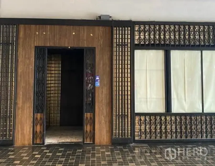 พื้นที่ขายปลีก ให้เช่าในKhlong Toei, Bangkok - หน้าร้านชั้นล่างตกแต่งผนังไม้ กรอบเหล็กดัด พร้อมกระจกแสดงสินค้าแผงใหญ่