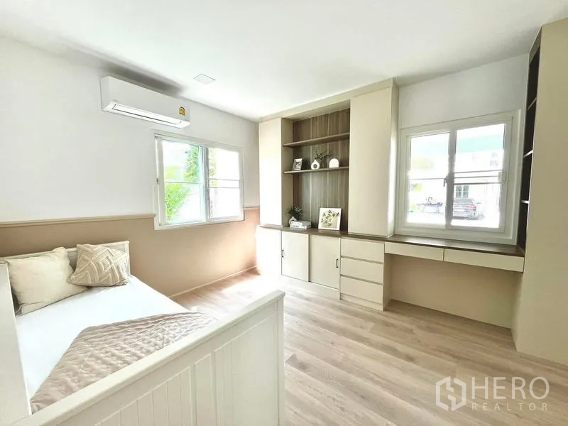 独立式住宅 出租 - 第三卧或书房，带书架、工作台、日间床与双窗采光。