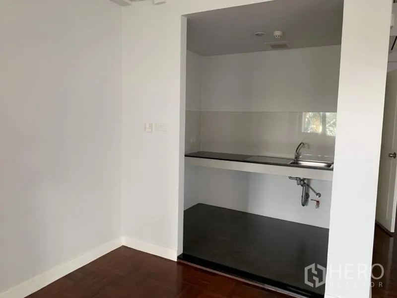 办公空间 出租在Watthana, Bangkok - 内置茶水间，长台面与水槽，适合作为员工休息区。