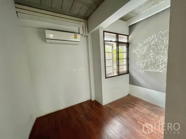 อาคารพาณิชย์ ให้เช่าในPathum Wan, Bangkok - ห้องขนาดกะทัดรัด พื้นไม้ หน้าต่างเปิดได้ มีแอร์และภาพวาดตกแต่ง