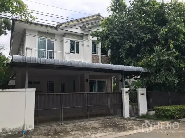 บ้าน ให้เช่าในKhlong Sam Wa, Bangkok - บ้านเดี่ยว 2 ชั้น พร้อมรั้วและโรงจอดรถในหมู่บ้านมัณฑนา บางชัน