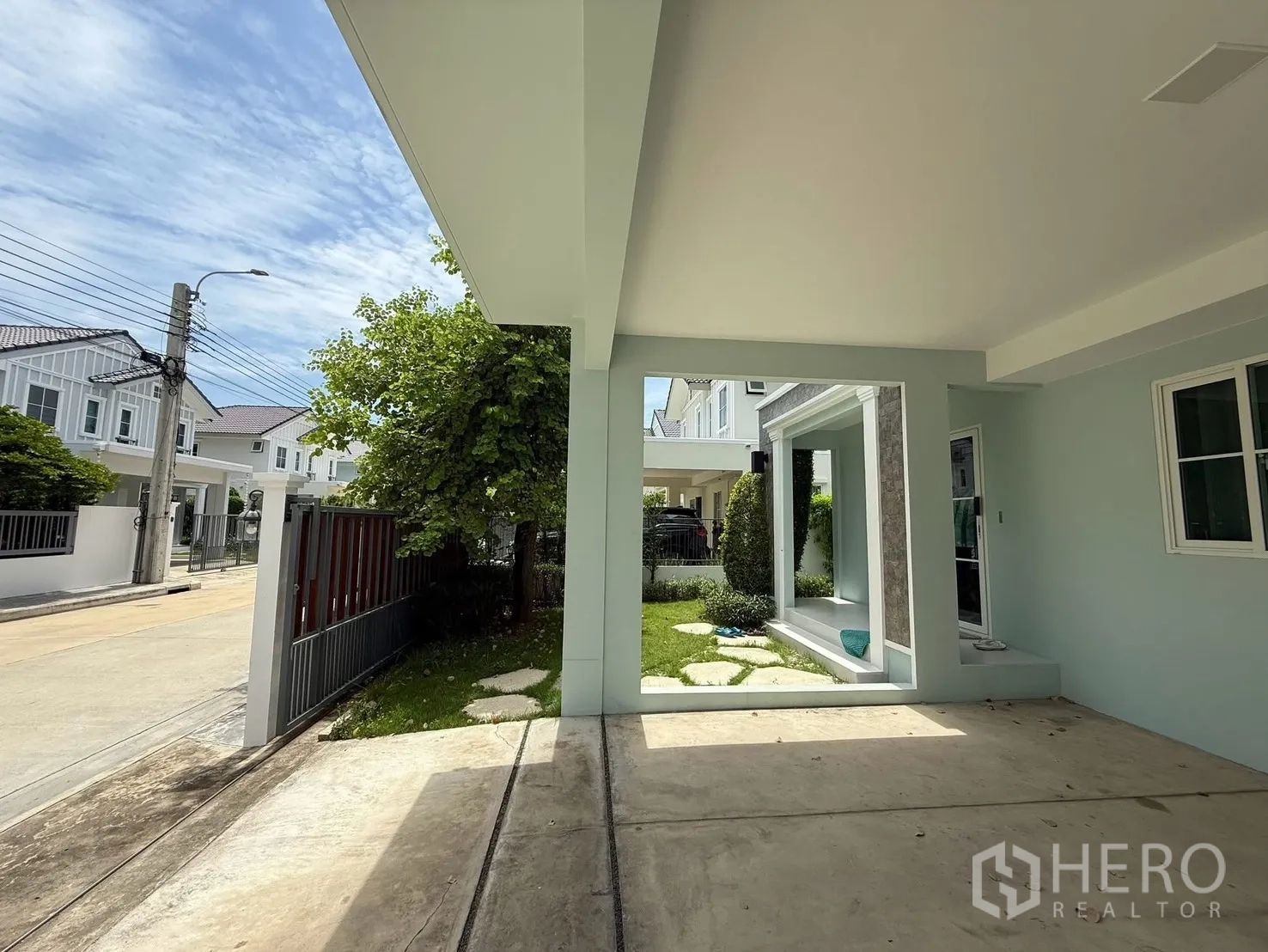 บ้านเดี่ยว for rent in Bang Phli, Samut Prakan - โรงจอดรถมีหลังคาหลังรั้วสไลด์ มองเห็นถนนในโครงการ