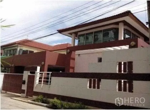 สำนักงานที่บ้าน ให้เช่าในKhlong Toei, Bangkok - บ้านสองชั้นสไตล์โมเดิร์น กำแพงสูงและโทนสีน้ำตาลแดง