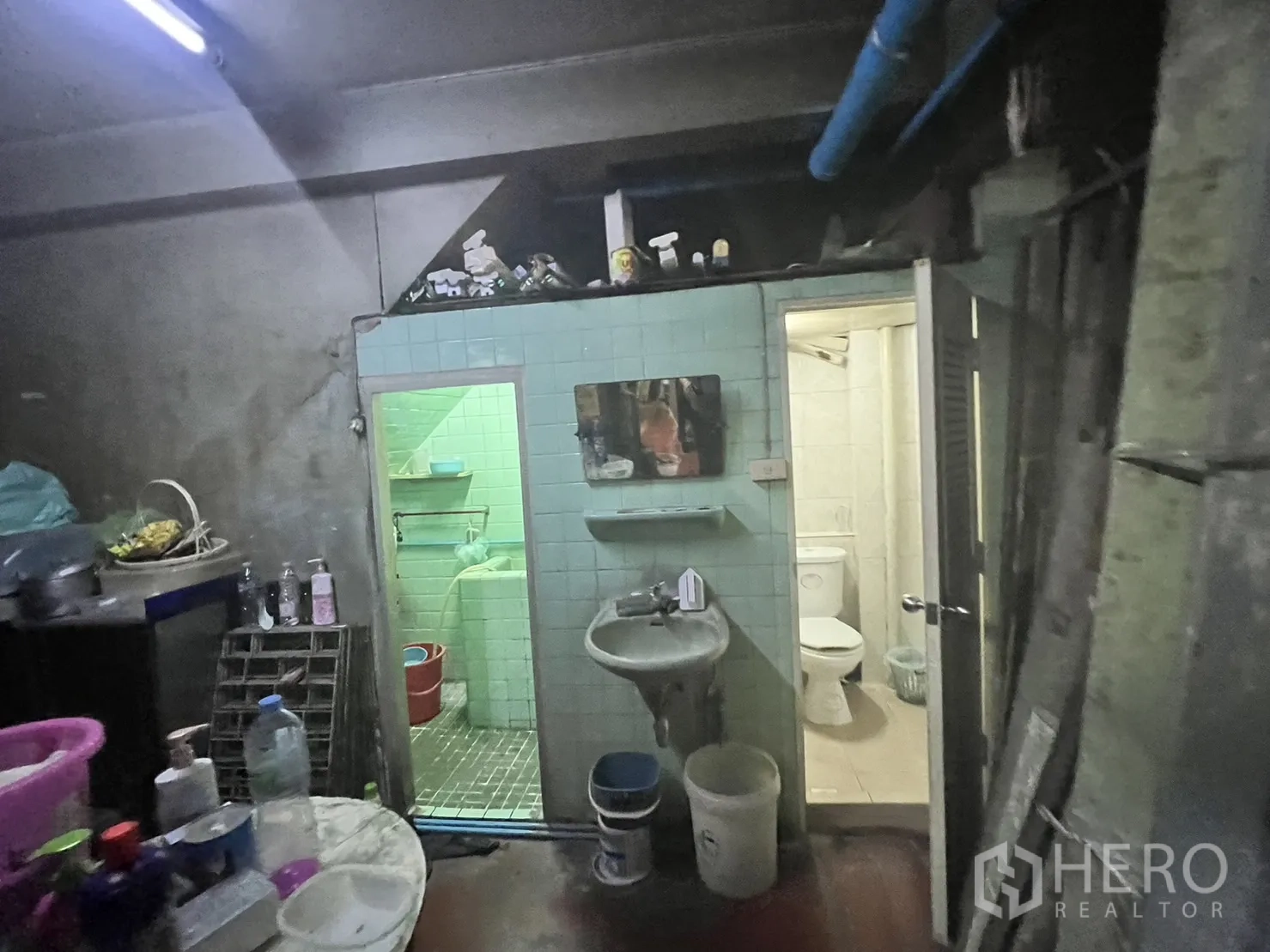 พื้นที่ขายปลีก ให้เช่าในWatthana, Bangkok - ส่วนล้างมือหลังร้านพร้อมอ่างล้างกระเบื้องและห้องน้ำแยก