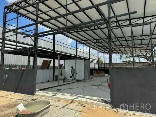 货栈 出租在Mueang Pathum Thani, Pathum Thani - 高挑钢结构仓库在建，配混凝土地面与采光良好屋顶。