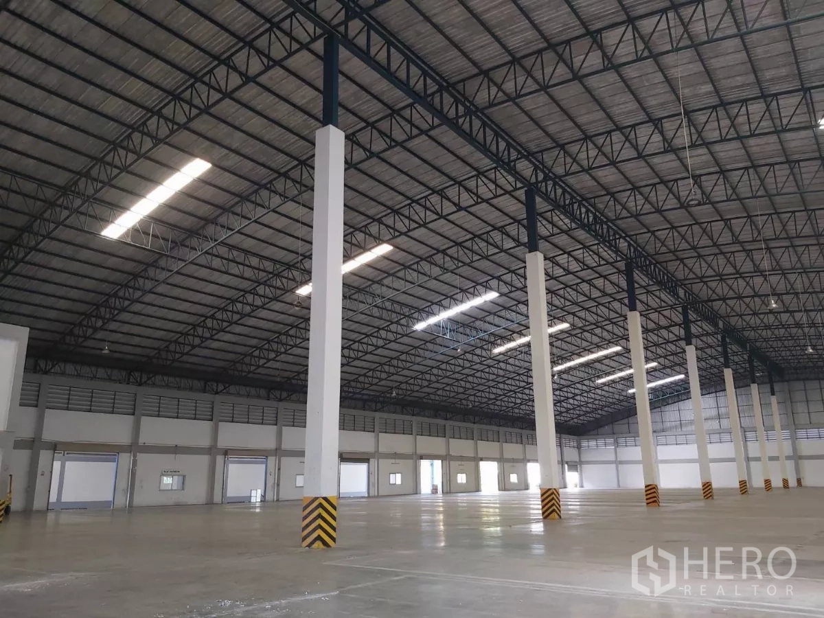 คลังสินค้า ให้เช่าในBang Bo, Samut Prakan - ภาพระยะใกล้ของเสาเรียงและประตูท่าขนถ่ายหลายช่องภายในโกดัง