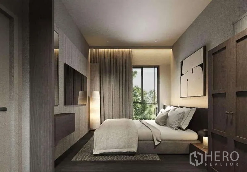 ทาวน์เฮาส์ ให้เช่าในSuan Luang, Bangkok - ห้องนอนโทนอุ่น พร้อมตู้เสื้อผ้า ไฟตกแต่ง และหน้าต่างมองวิวต้นไม้