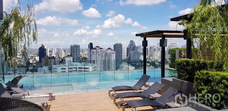คอนโด ให้เช่าในWatthana, Bangkok - สระว่ายน้ำอินฟินิตี้บนดาดฟ้า พร้อมเก้าอี้อาบแดดและวิวเมืองกว้างไกล