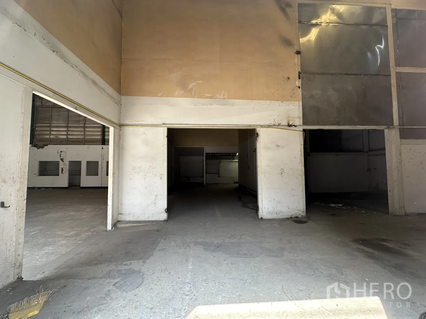 Warehouse for rent in Suan Luang, Bangkok - Internal loading corridor leading to adjacent storage and production rooms.