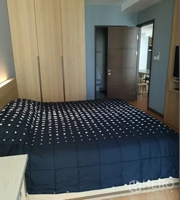 公寓 出租在Watthana, Bangkok - 温馨卧室，双人床、内置衣柜，连通浴室的门