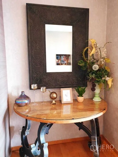 公寓 出租或出售在Khlong Toei, Bangkok - 玄关装饰角：圆形边几、大幅镜面与花艺摆设。
