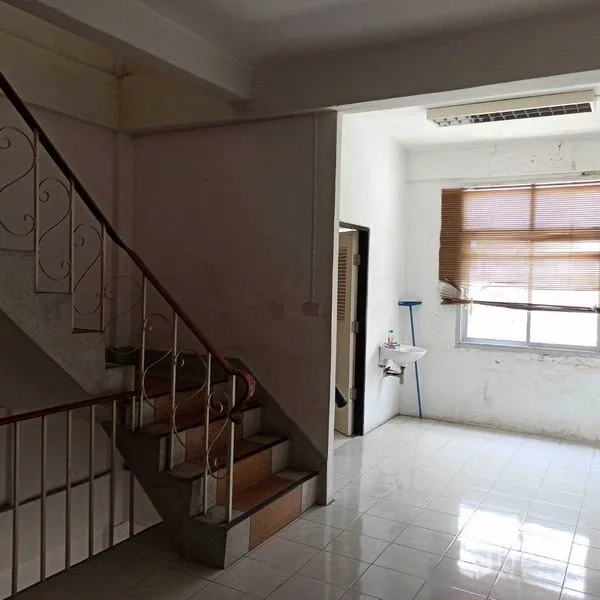 อาคารพาณิชย์ ให้เช่าในKhlong Toei, Bangkok - บันไดภายในราวเหล็กติดกับพื้นที่เล็ก ๆ มีหน้าต่างและอ่างล้างมือ