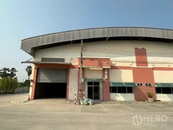 Factory for rent in Bang Phli, Samut Prakan - Front facade of the warehouse factory with loading bay and parking area.