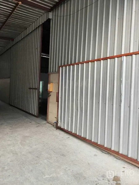 คลังสินค้า ให้เช่าในBang Kapi, Bangkok - ประตูบานเลื่อนโลหะขนาดใหญ่และผนังเมทัลชีทของโกดังในบางกะปิ