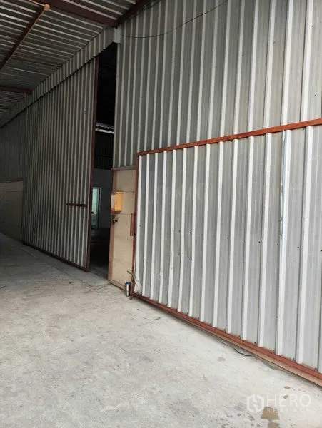 คลังสินค้า ให้เช่าในBang Kapi, Bangkok - ประตูบานเลื่อนโลหะขนาดใหญ่และผนังเมทัลชีทของโกดังในบางกะปิ