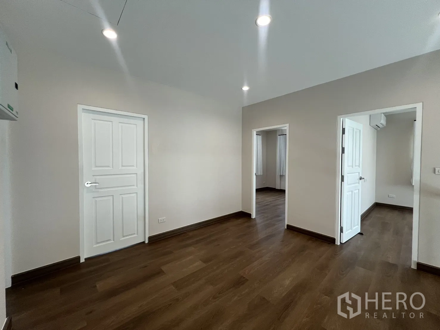 独立式住宅 出租在Mueang Samut Prakan, Samut Prakan - 宽敞极简卫浴，小窗与壁挂洗手台。