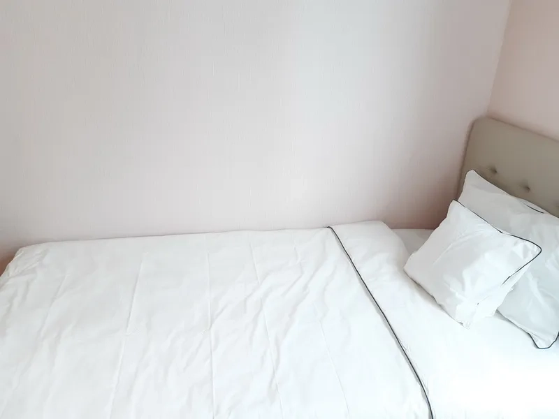 คอนโด ให้เช่าในWatthana, Bangkok - ภาพระยะใกล้ของเตียงเดี่ยวผ้าปูสีขาวชิดผนังโทนอ่อน