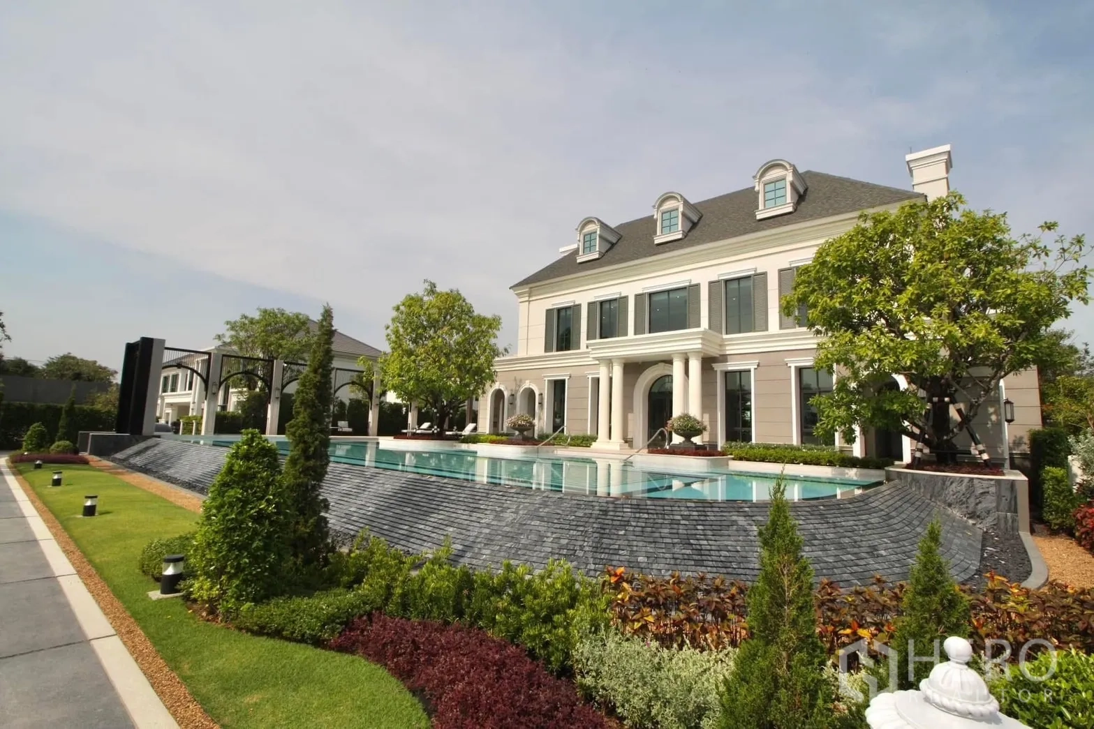 独立式住宅 出租在Bang Phli, Samut Prakan - 欧式会所立面，前方为度假风游泳池。